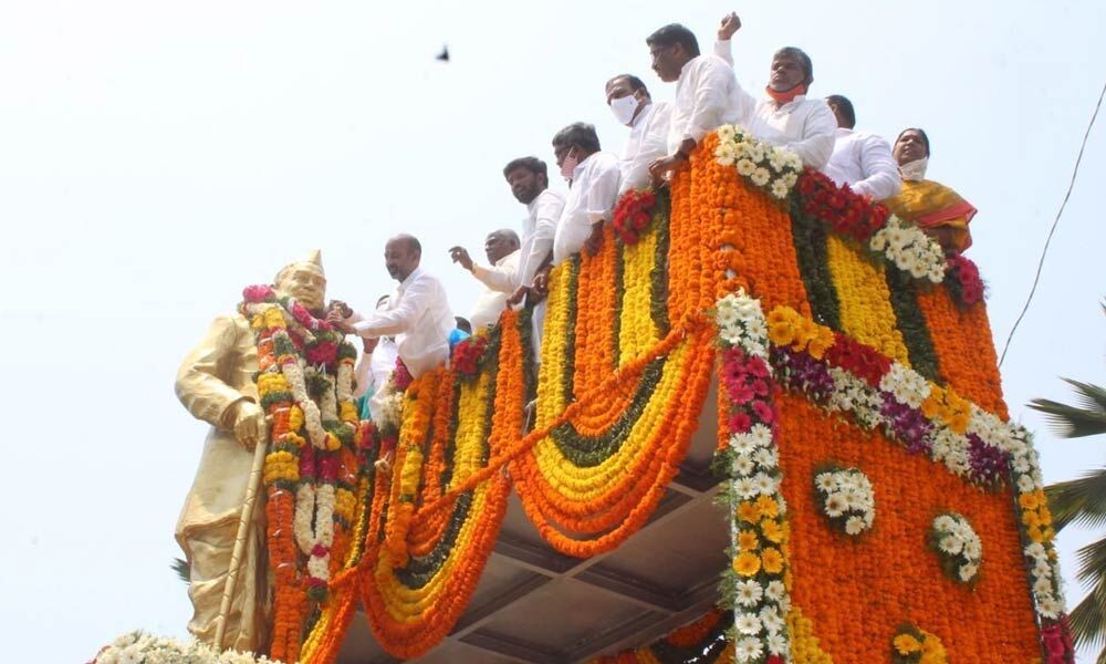 State BJP chief Bandi Sanjay Kumar garlanding the statue of Babu Jagjivan Ram in Hyderabad on Monday on the occasion of 114th birth anniversary of the Dalit icon