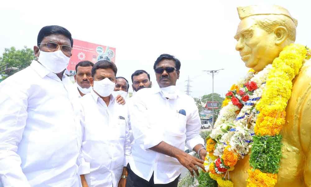 Transport Minister P Ajay Kumar garlanding the statue of former Deputy Prime Minister Banu Jagjiva Ram in Khammam town on Monday