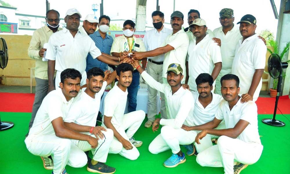 Guntakal and Guntur teams with D Srinivasa Rao, Additional  Divisional Railway Manager, Vijayawada.